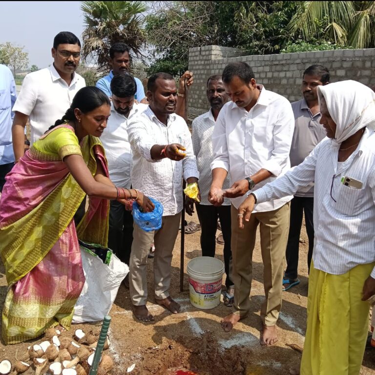 మహిళా సంఘం భవనానికి భూమి పూజ